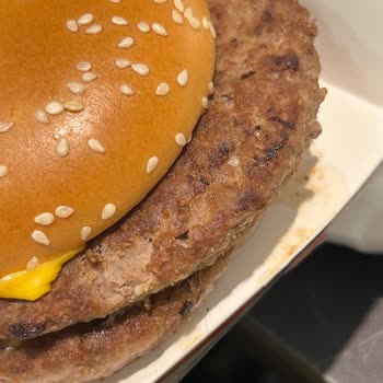 Saç Teli İçeren Hamburger Ve Uzun Bekleme Nedeniyle Film Kaçırılması