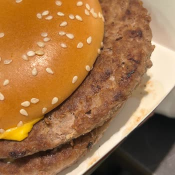 Saç Teli İçeren Hamburger Ve Uzun Bekleme Nedeniyle Film Kaçırılması