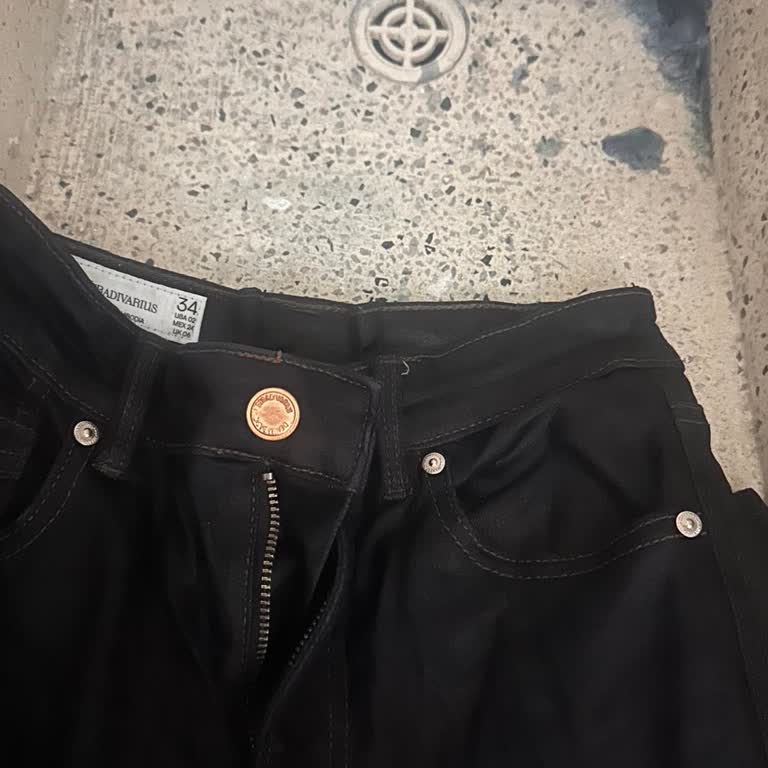 Jeans Stradivarius se destiñen tras primer lavado, calidad decepcionante