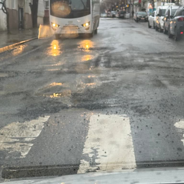 Çorlu’da Ana Caddelerde Çukurlar Ve Su Birikintileri Sürücüleri Tehlikeye Atıyor