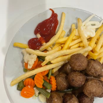 Bursa IKEA Restoranında Kirli Tabaklar Ve Böcekli Yemek Hijyen İhlali Ve Çözüm Talebi