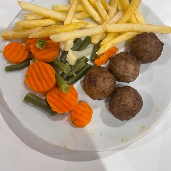 Bursa IKEA Restoranında Kirli Tabaklar Ve Böcekli Yemek Hijyen İhlali Ve Çözüm Talebi