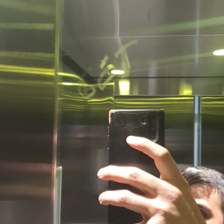 Yemeksepeti Kuryesinin Kaba Davranışı Ve Asansör Aynasını Çizdiği İçin Tazminat Talep Ediyoruz