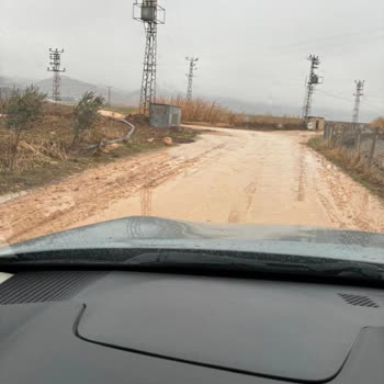 On Yıllık Yol Bakımsızlığı Öğrencileri Ve Köyü Tehlikeye Atıyor