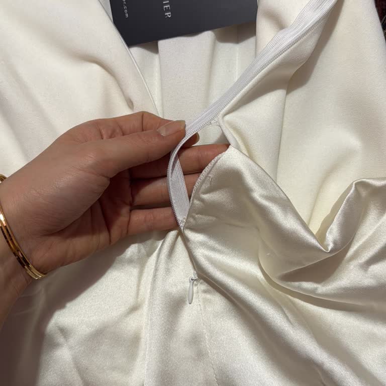 Arka Fermuar Sökülmesi Ve Suçlayıcı Müşteri Temsilcisi