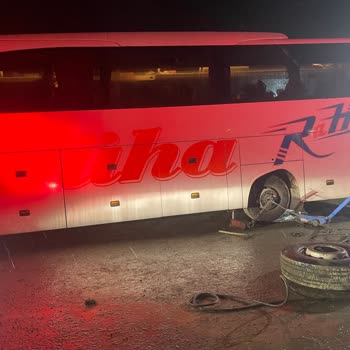 Gece Yarısı Lastik Patlaması Ve Güvenlik İhmalinde Şoförün Yolcuları Bırakması