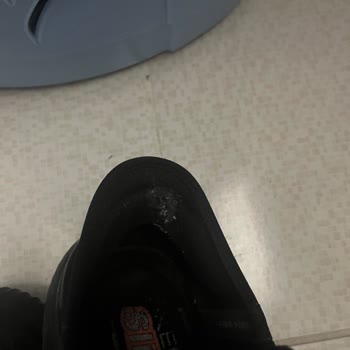 Ayakkabının Arka Kısmının Topuğu Vurması Ve Değişim Talebi