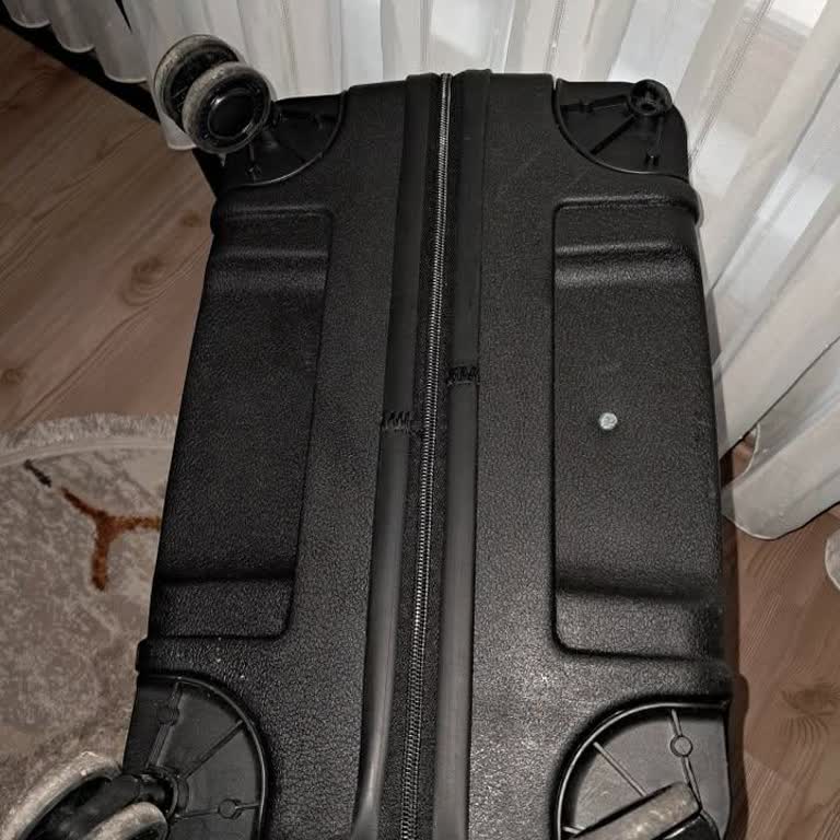 Anadolu Jet'te Kaybolan Bagajlar Ve Kırık Tekerlekli Valiz