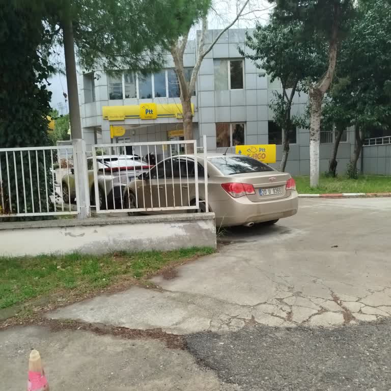 Asansörde Kalan Kargo Ve Personelin Umursamaz Tavrı