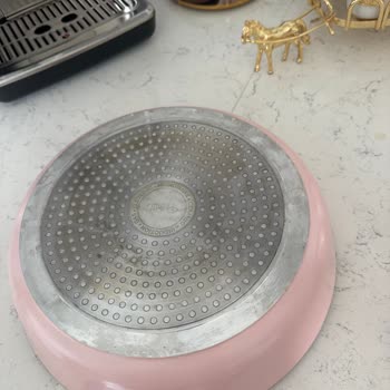 Perotti Pembe Tencere Setinde Hızlı Renk Solması Ve Kavlama