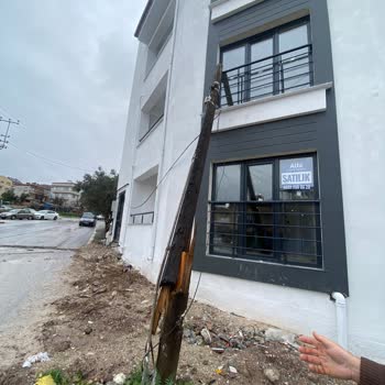 Kırık Telekom Direği Binaya Yatmış, Acil Güvenlik Önlemi Gerekiyor