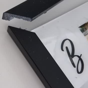 Kırık Fotoğraf Çerçevesi Ve Hasar Görmüş Baskılar İçin İade Talebi