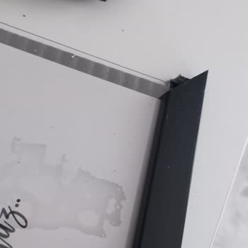 Kırık Fotoğraf Çerçevesi Ve Hasar Görmüş Baskılar İçin İade Talebi