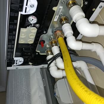 Kombideki Plastik Borular Çatladı, Su Sızdırıyor Ve Yüksek Ücret Talep Ediliyor