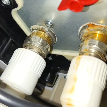 Kombideki Plastik Borular Çatladı, Su Sızdırıyor Ve Yüksek Ücret Talep Ediliyor