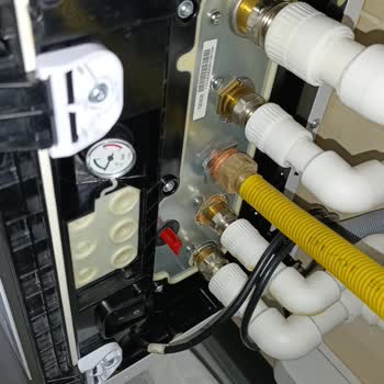 Kombideki Plastik Borular Çatladı, Su Sızdırıyor Ve Yüksek Ücret Talep Ediliyor