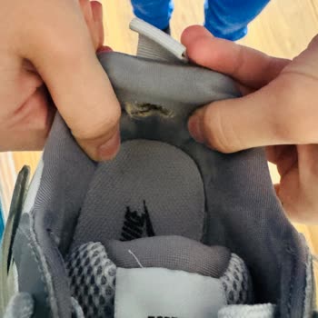 Nike Ayakkabıda Üretim Sorunu Reddedildi, Geri Gelen Ürün Yırtık