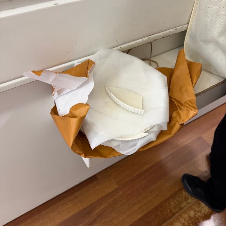 Tek Poşet Uyarısı Göz Ardı Edildi, Kırık Tabaklar Ve Kırıcı Üslup İçin İade Talebi