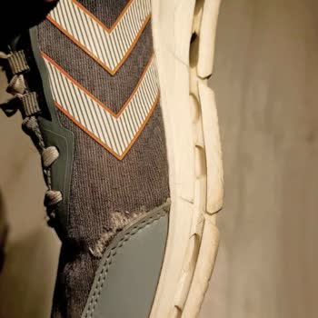 Kısa Sürede Çatlayan Ayakkabı İçin Hummel Mağazasından İade Ve Değişim Talebi