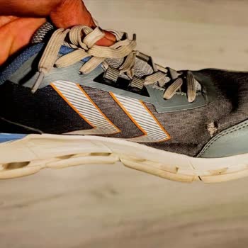 Kısa Sürede Çatlayan Ayakkabı İçin Hummel Mağazasından İade Ve Değişim Talebi