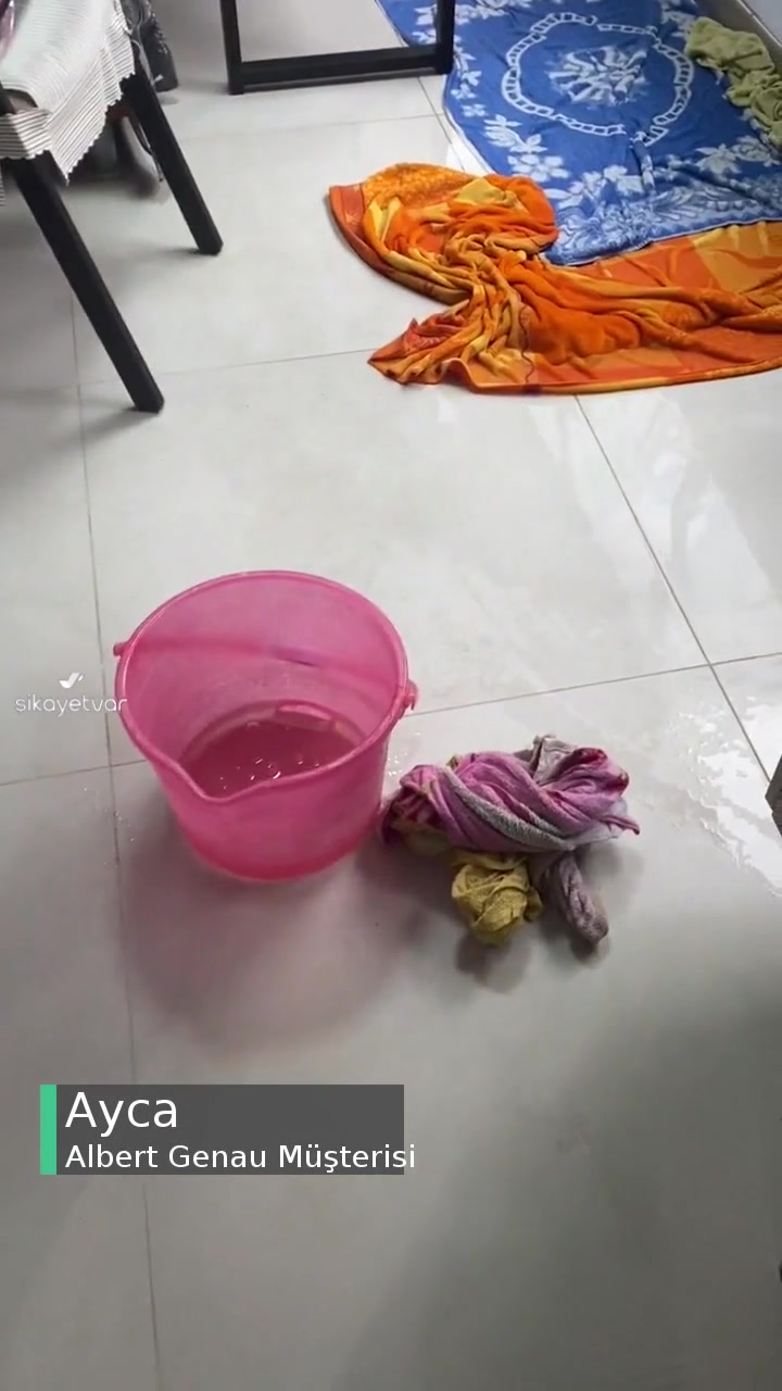 Albert Genau Cam Balkon Su Alıyor! videonun kapak resmi