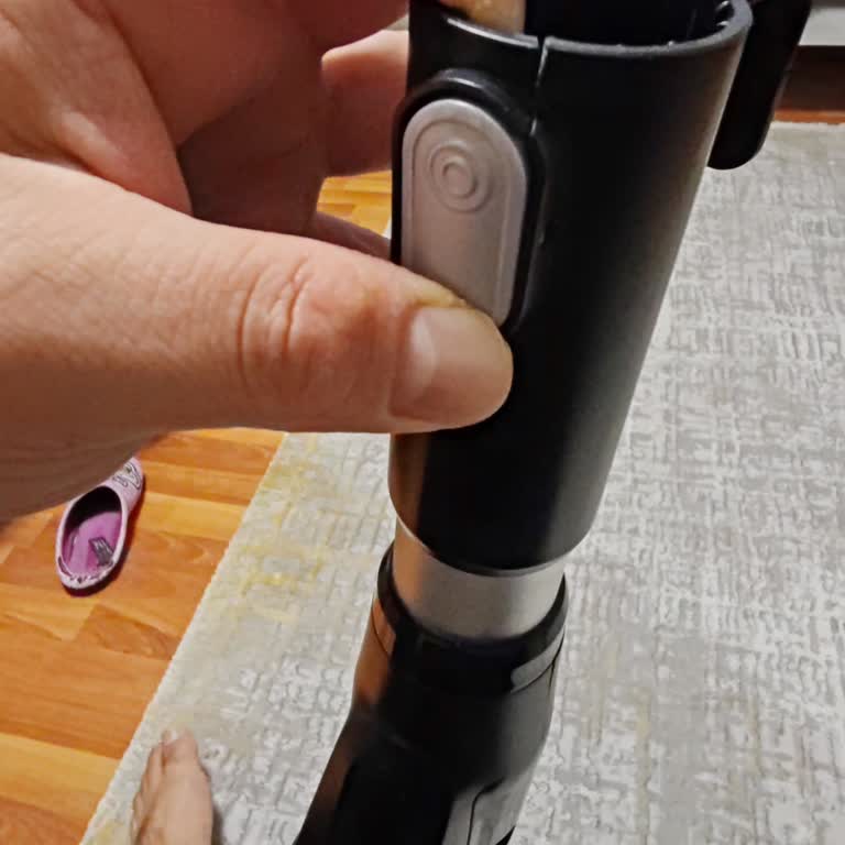 Bosch Süpürgenin Sap Bölümündeki Çatlak İçin Garanti Değişimi Talebi