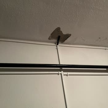 Türk Telekom'un Özensiz Fiber Kurulumu Duvar Hasarı Ve Temizlik Sorununa Neden Oldu