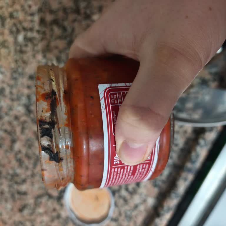 Berrak Kahvaltılık Sosunda Siyah Tabaka Ve Hijyen Endişesi