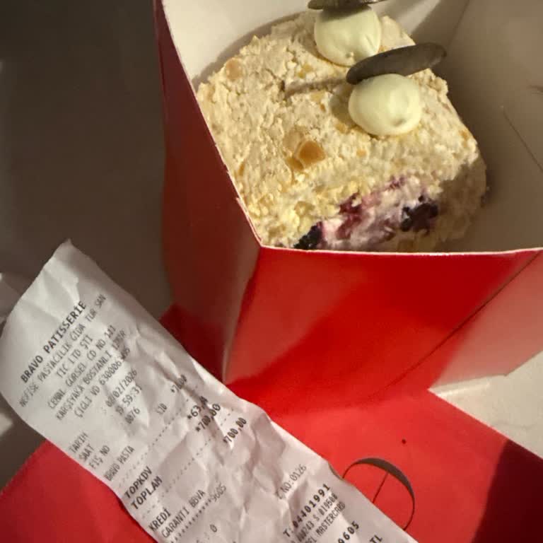 Bravo Patisserie Bostanlı Şubesinde Bayat Tatlı Ve Mide Rahatsızlığı
