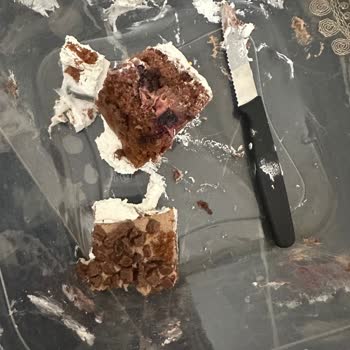 Petek Pastanesi (Diyarbakır) Doğum Günü Pastasında İçerik Uyuşmazlığı Ve Telafisiz İlgisiz Tutum