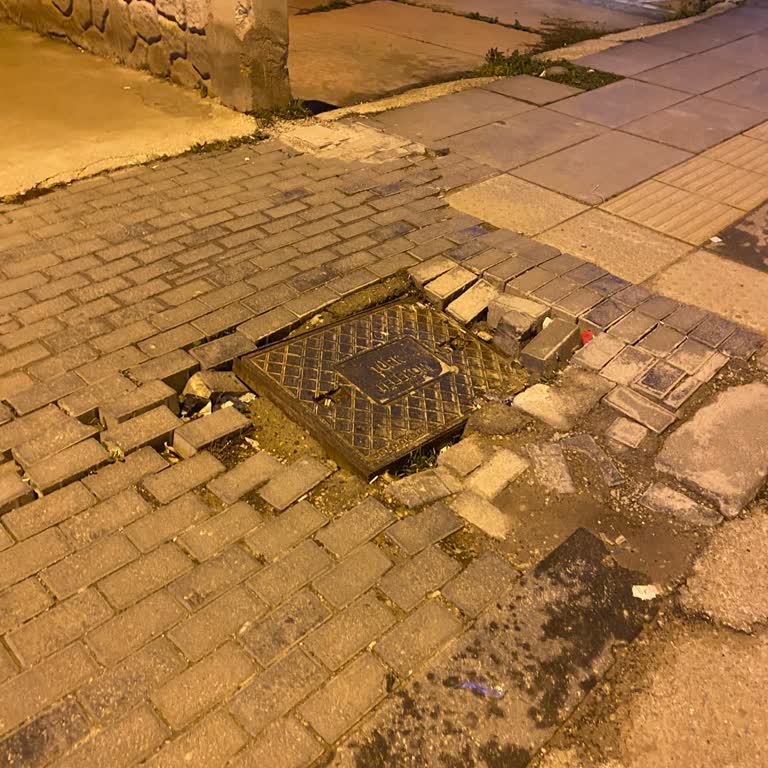 Park Girişindeki Demir Kapak Tehlikeli Durumda, Türk Telekom'dan Acil Onarım Bekleniyor