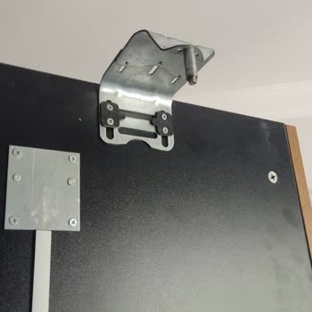 Yalova Aksu Mağazasının Kırık Üst Tekerleği Değiştirilmedi Ve Çözüm Bekliyor