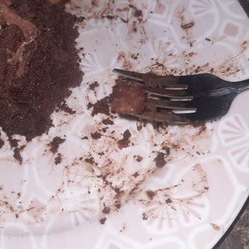 BİM Osmanoğlu Çikolatalı Yaş Pastada Plastik Benzeri Yabancı Madde Tespit Edildi