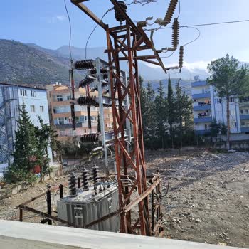 Balkon Yakınına Yerleştirilen Trafo Aile Güvenliğini Tehdit Ediyor