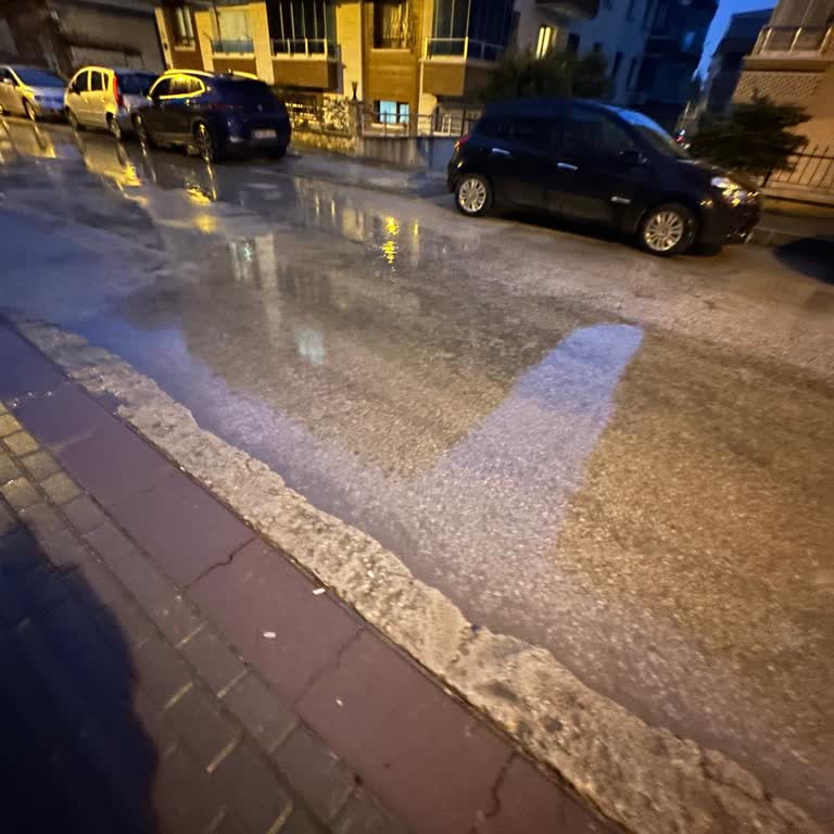 Güneşevler Mahallesinde Yağmur Sonrası Sokak Su Birikintisi Geçilemez