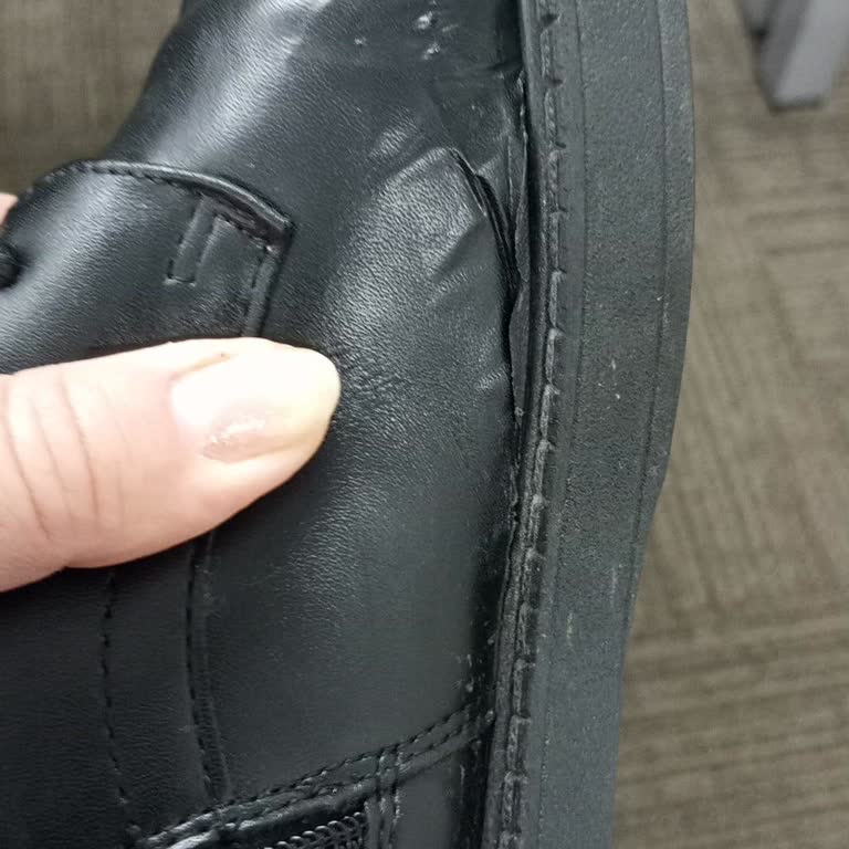 Deichmann Botunda Kısa Sürede Soyulma: Ayıplı Ürün Ve Cevapsız İade Talebi