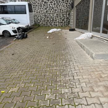 Mehtap Apartmanı Önü Temizlenmıyor Ve Çöp Alınmıyor