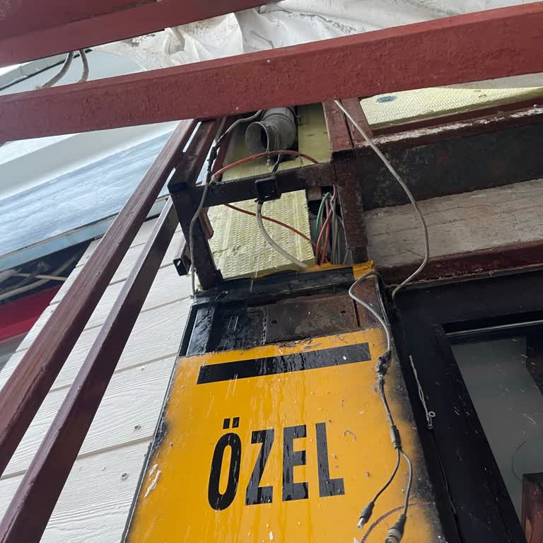 İş Yerinde Su Baskınına Sebep Olan Akar Borusu Hasarı İçin Firma Müdahalesi Bekleniyor