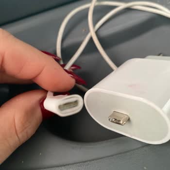 Otobüs Prizinde Alev Alan Şarj Cihazı Güvenlik Riski Yaratıyor