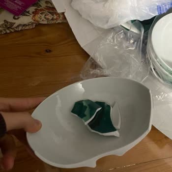 Dolap'ta Kırılan Yemek Takımı Ve Destek Eksikliği