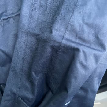 Columbia Montlarında Tasarım Hatası Nedeniyle Kollarında Tüylenme ve Mağaza Ürün İncelemesi Reddi