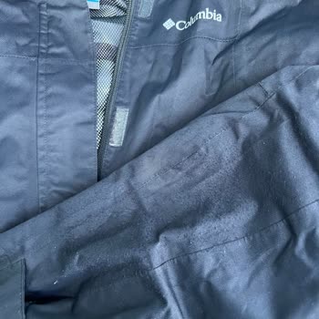 Columbia Montlarında Tasarım Hatası Nedeniyle Kollarında Tüylenme ve Mağaza Ürün İncelemesi Reddi