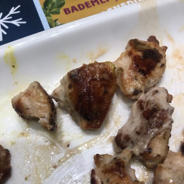 Uzun Bekleyiş Ve Çiğ Yanmış Yemekler Karşısında Kaba Personel