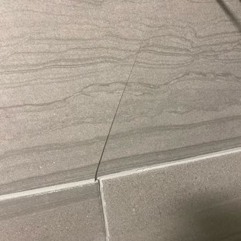 Banyodaki Kabaran Fayanslar 5 Aydır Onarılmadı, Acil Çözüm Talebi