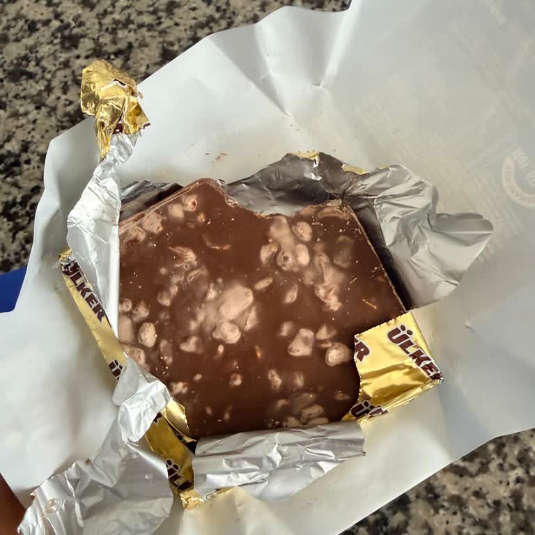 Küflü Ve Süresi Geçmiş Çikolata Satın Alındı, Güvenim Sarsıldı