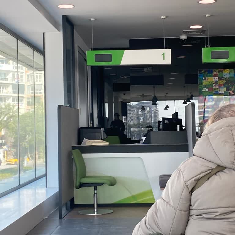 Garanti BBVA Karşıyaka Şubesinde Kasa İşlemlerinde Süreçsiz Bekleme Ve İlgisiz Personel