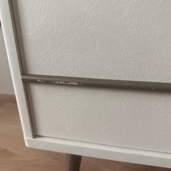 Hasarlı Yatak Odası Şifonyeri Ve Değişim Sürecindeki İletişimsizlik