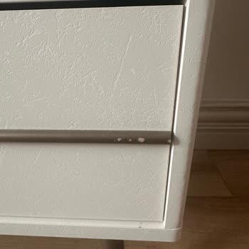 Hasarlı Yatak Odası Şifonyeri Ve Değişim Sürecindeki İletişimsizlik