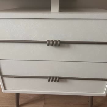 Hasarlı Yatak Odası Şifonyeri Ve Değişim Sürecindeki İletişimsizlik