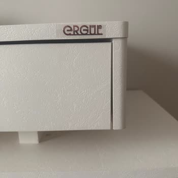 Hasarlı Yatak Odası Şifonyeri Ve Değişim Sürecindeki İletişimsizlik